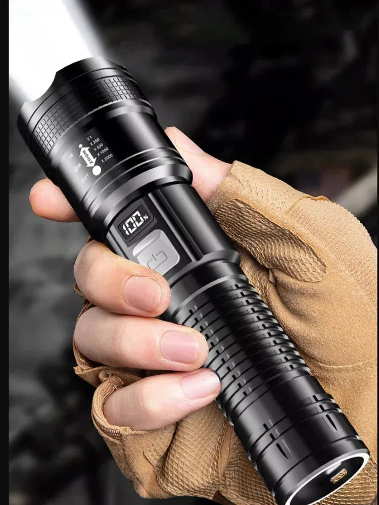 Lanterna Tática LED de Alta Potência 300000LM com Display – Recarregável via USB, Zoom, Ideal para Camping, Pesca e Autodefesa